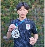 メダルを持つ荻野選手