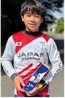 トロフィーを持つ高崎選手