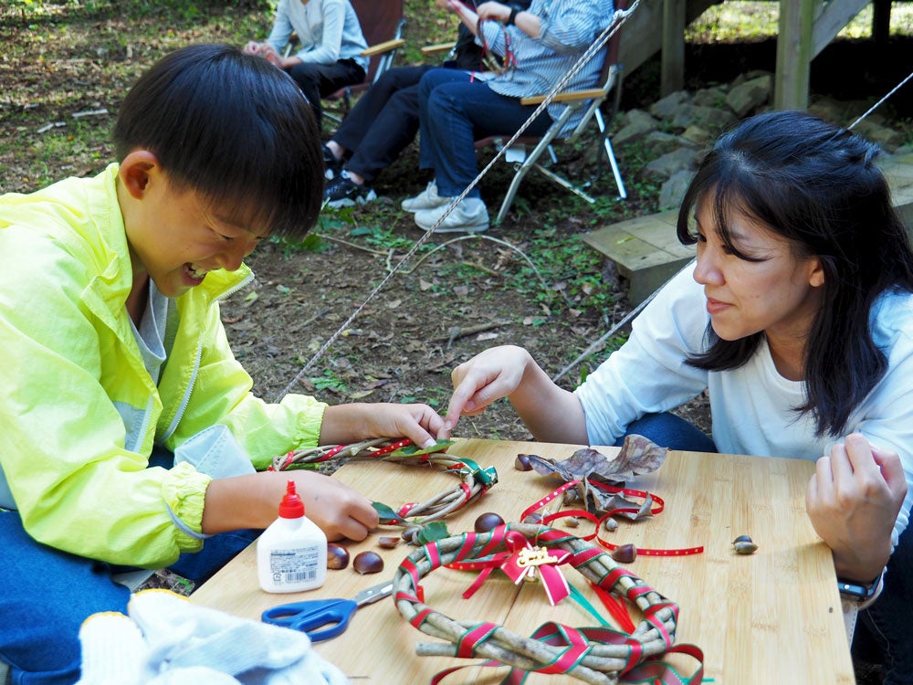 リースには里山で集めたつる植物や木の実を使用