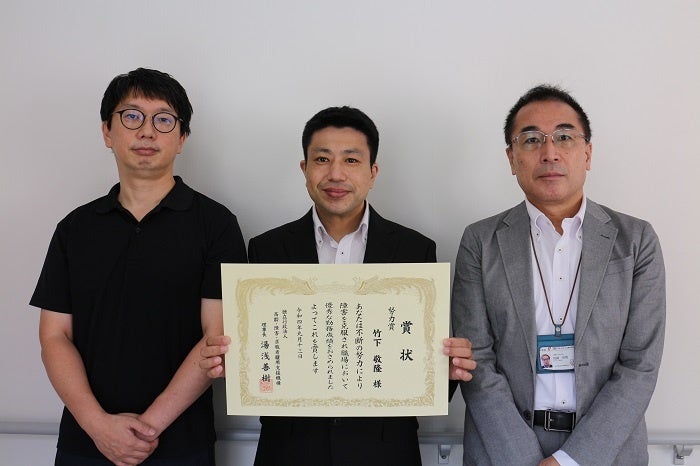 ９月３０日、千葉県浦安事業所での表彰状授与式  中央 ：大東コーポレートサービス 浦安サービス部 竹下敬隆 左 ：同社 浦安サービス部 課長 山崎糧 右 ：同社 浦安サービス部 部長 加藤欣悟