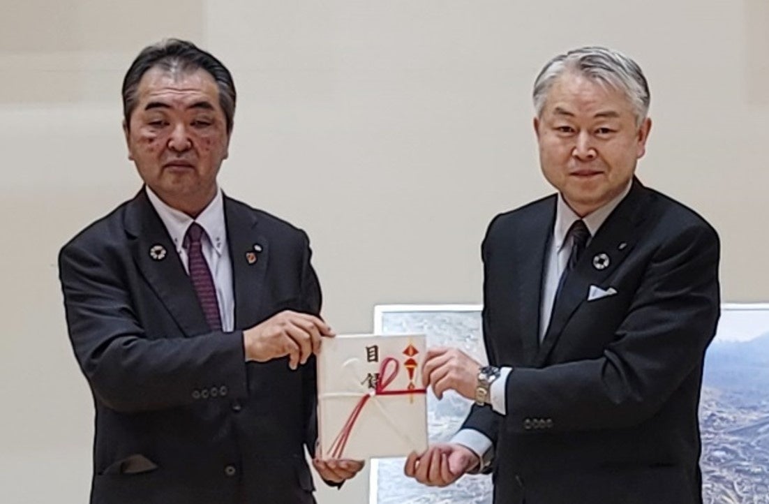 岩手県住田町役場にて行われた寄付金贈呈式の様子 左：住田町長 神田謙一氏 右：大東建託(株)取締役 内田寛逸