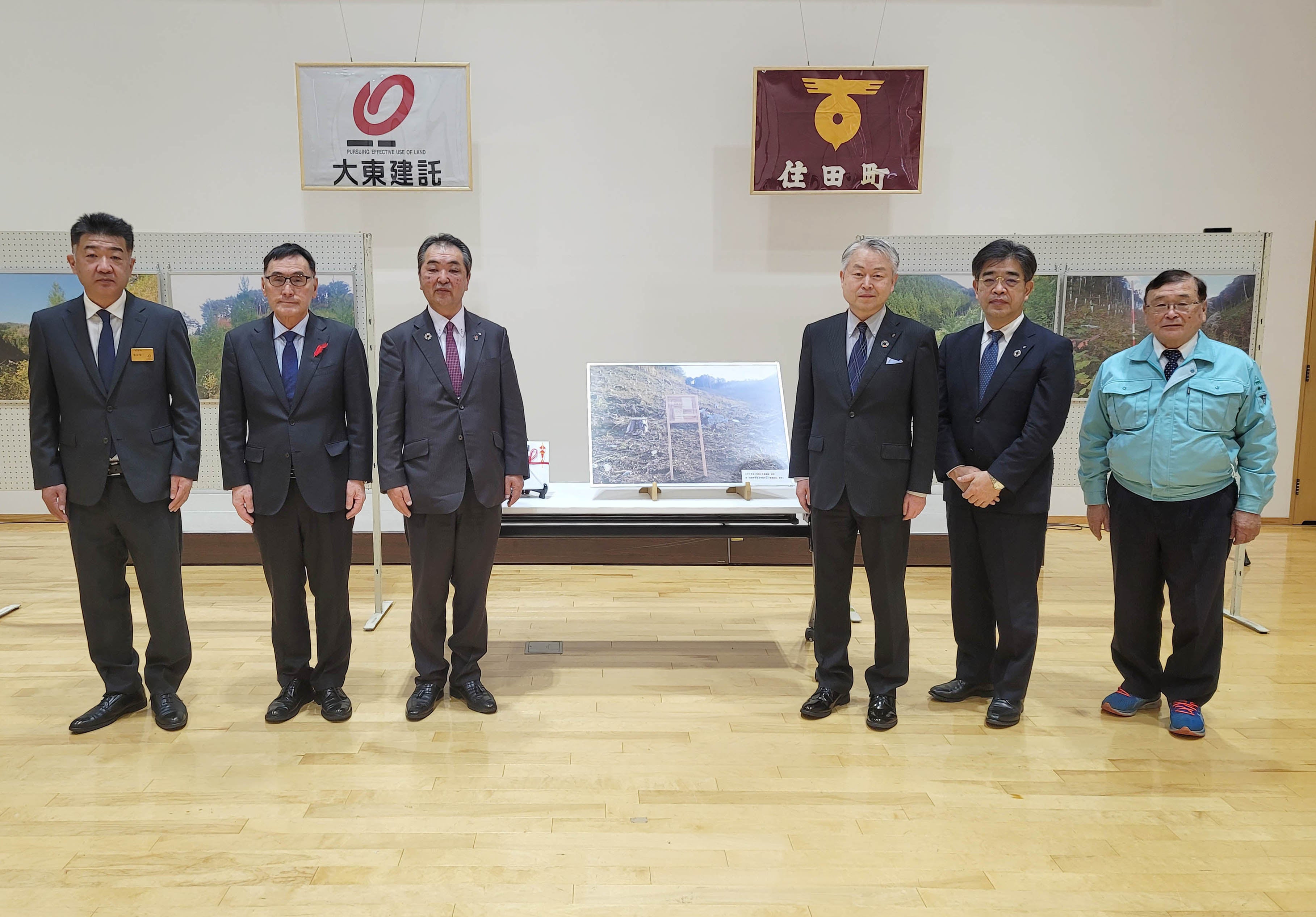 左から、住田町 林政課長 菊田賢一氏、副町長 横澤孝氏、 町長 神田謙一氏、 大東建託(株)取締役 内田寛逸、 技術開発部長 加藤富美夫、 けせんプレカット事業協同組合理事 泉田十太郎氏