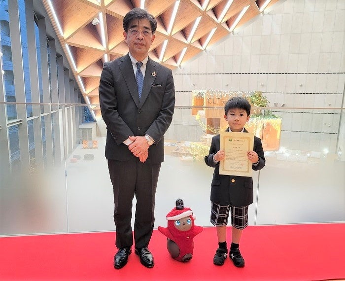 １２月１７日、当社施設ＲＯＯＦＬＡＧ（ルーフラッグ） 賃貸住宅未来展示場（東京都江東区）での表彰式の様子 受賞者：名進研小学校１年生、岩田篤拓さん