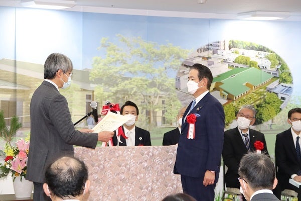 東京病院院長 松井弘稔氏から表彰を受ける 大東建託 常務取締役 建築事業本部長 竹内啓