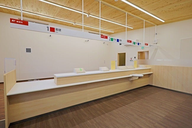 太陽光発電設備を備え、壁の一部と屋根にＣＬＴを使用した 一身田郵便局 内観（三重県津市）