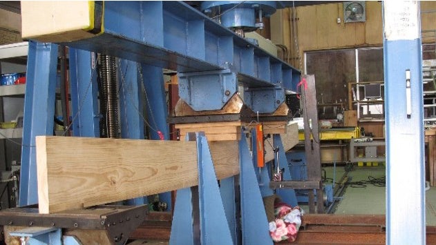 岩手県林業技術センターにて試験した アカマツ２１０の曲げ試験中の様子