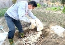 オーナー様の田畑をお借りし腐葉土を生成