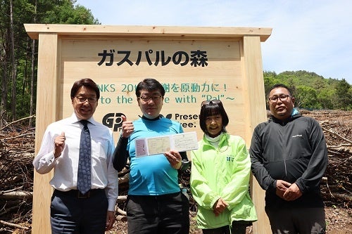 左から、笛吹市 山下市長、ガスパル社長 橋本、 認定NPO法人環境リレーションズ研究所 鈴木理事長 中央森林組合 伊藤専務理事