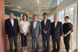 伊澤史朗 町長（左から３番目）を含めた集合写真