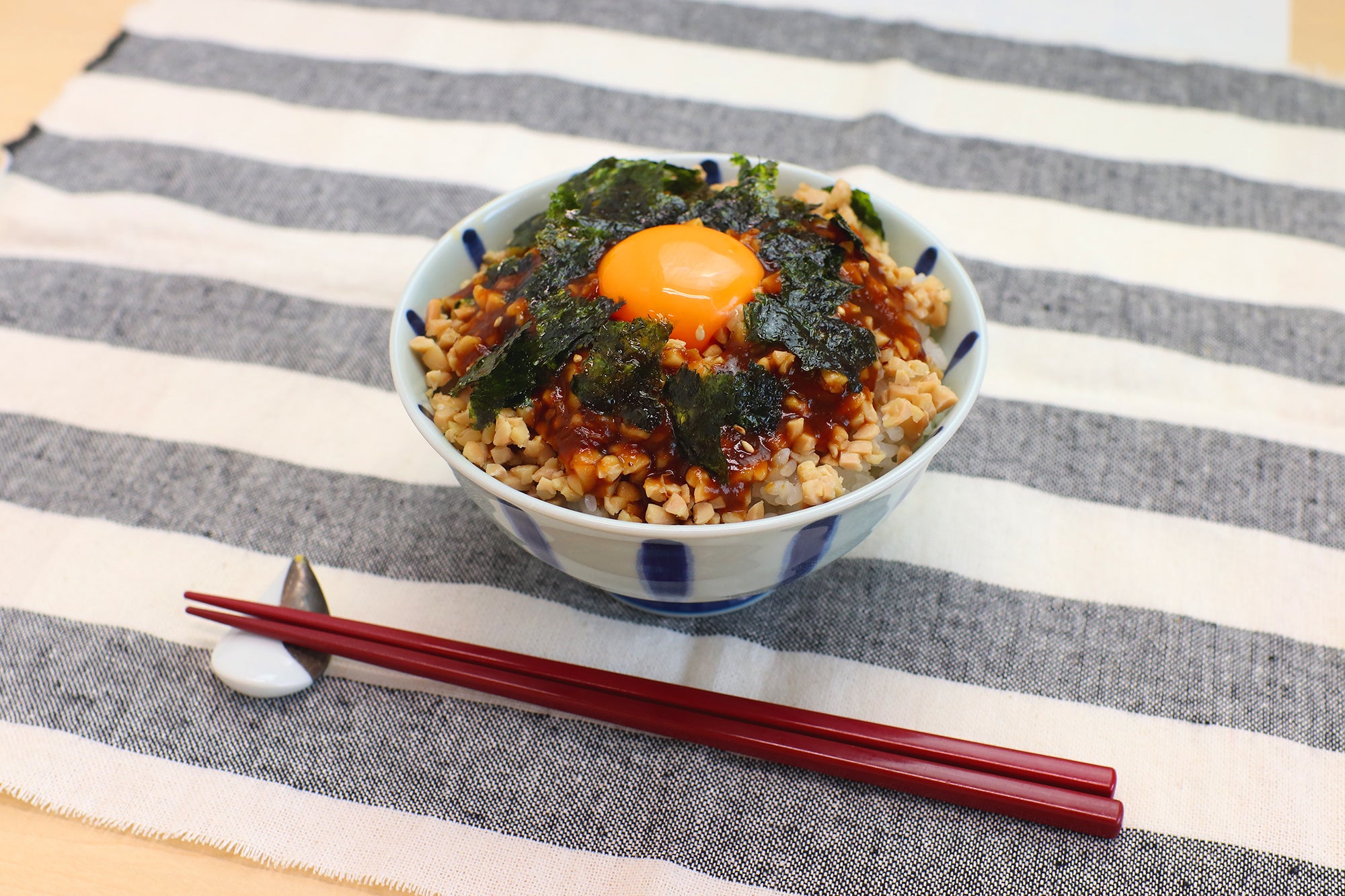 ほぼほぼ納豆ごはん焼肉のタレ＆韓国のりアレンジ