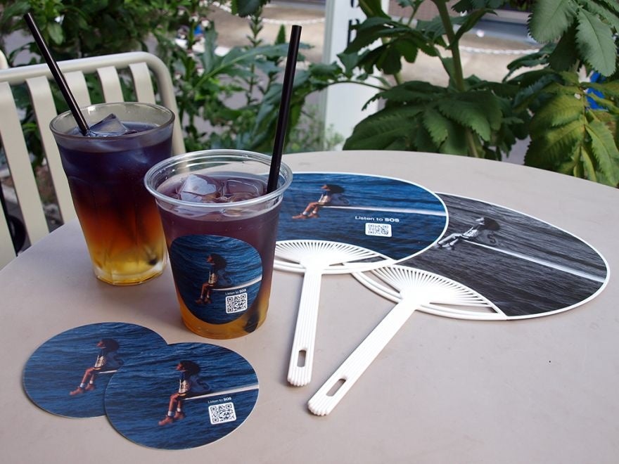 （「SZA」オリジナル・ソフトドリンクと『SOS』オリジナルうちわ）