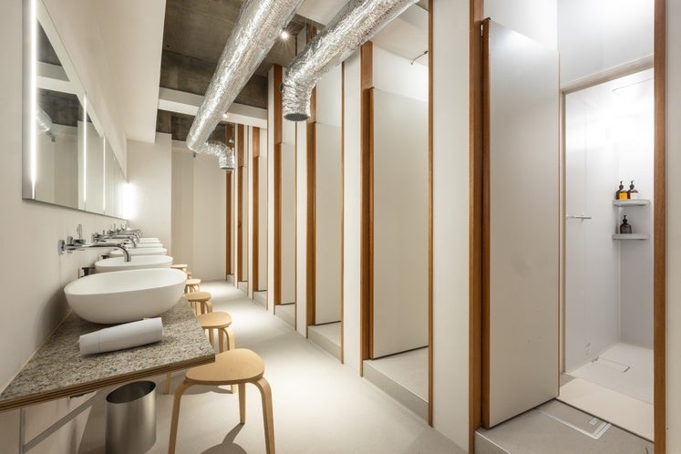 シャワー室（シャワーブース16室）