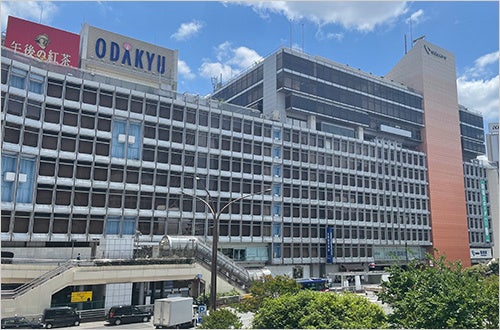 アルミパネルのデザインが特徴的な外観