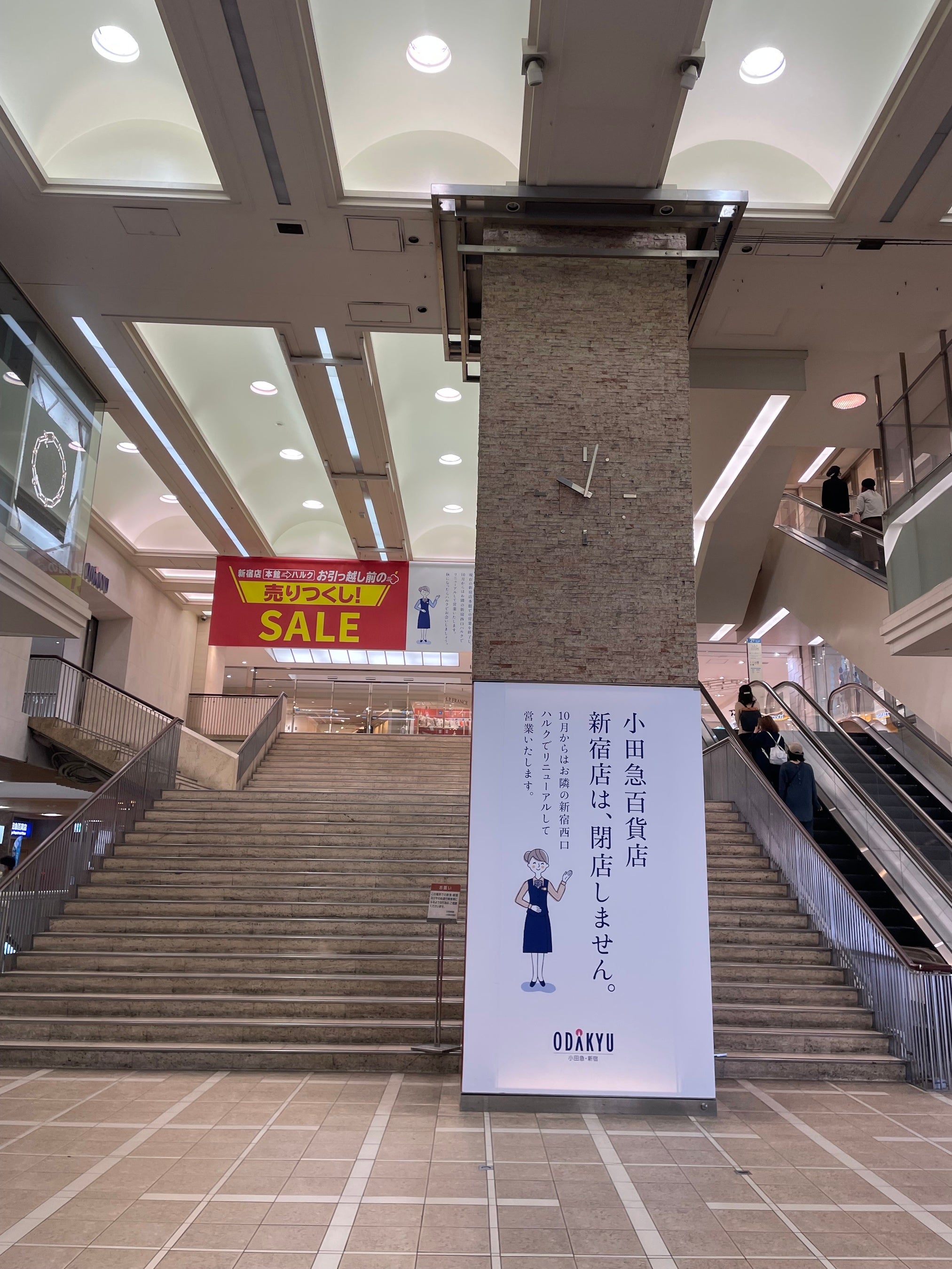 本館１階の広々した大階段