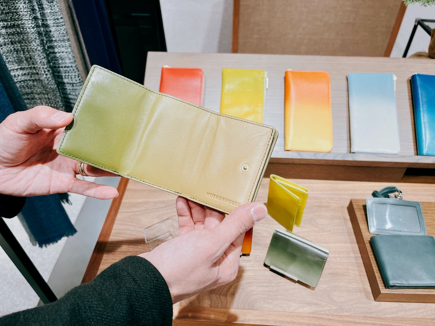 イロドリシリーズの折財布は、グラデーションがきれいに見えるよう、カードポケットはお札入れの内側に