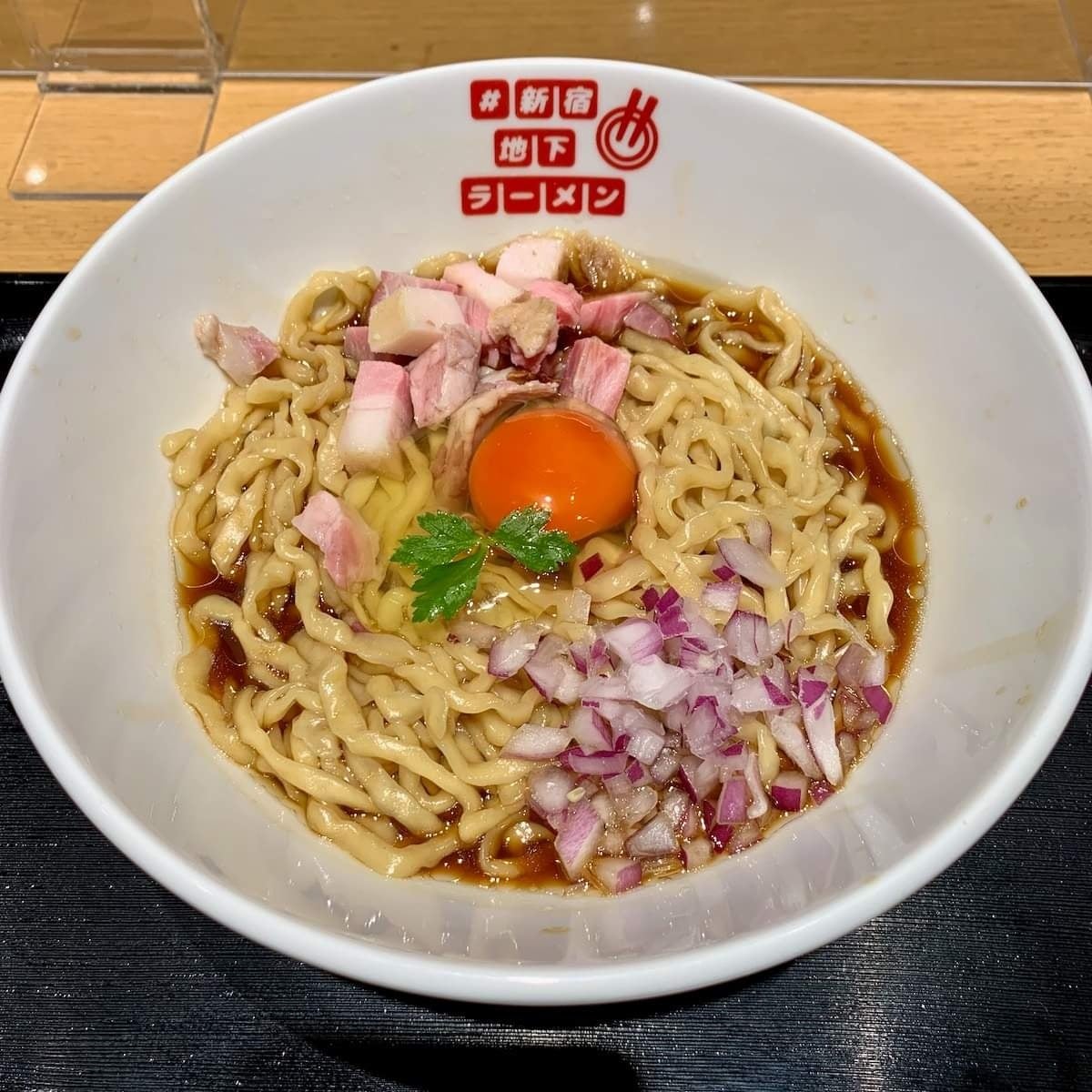 ロゴ入りのオリジナルの丼ぶりで提供