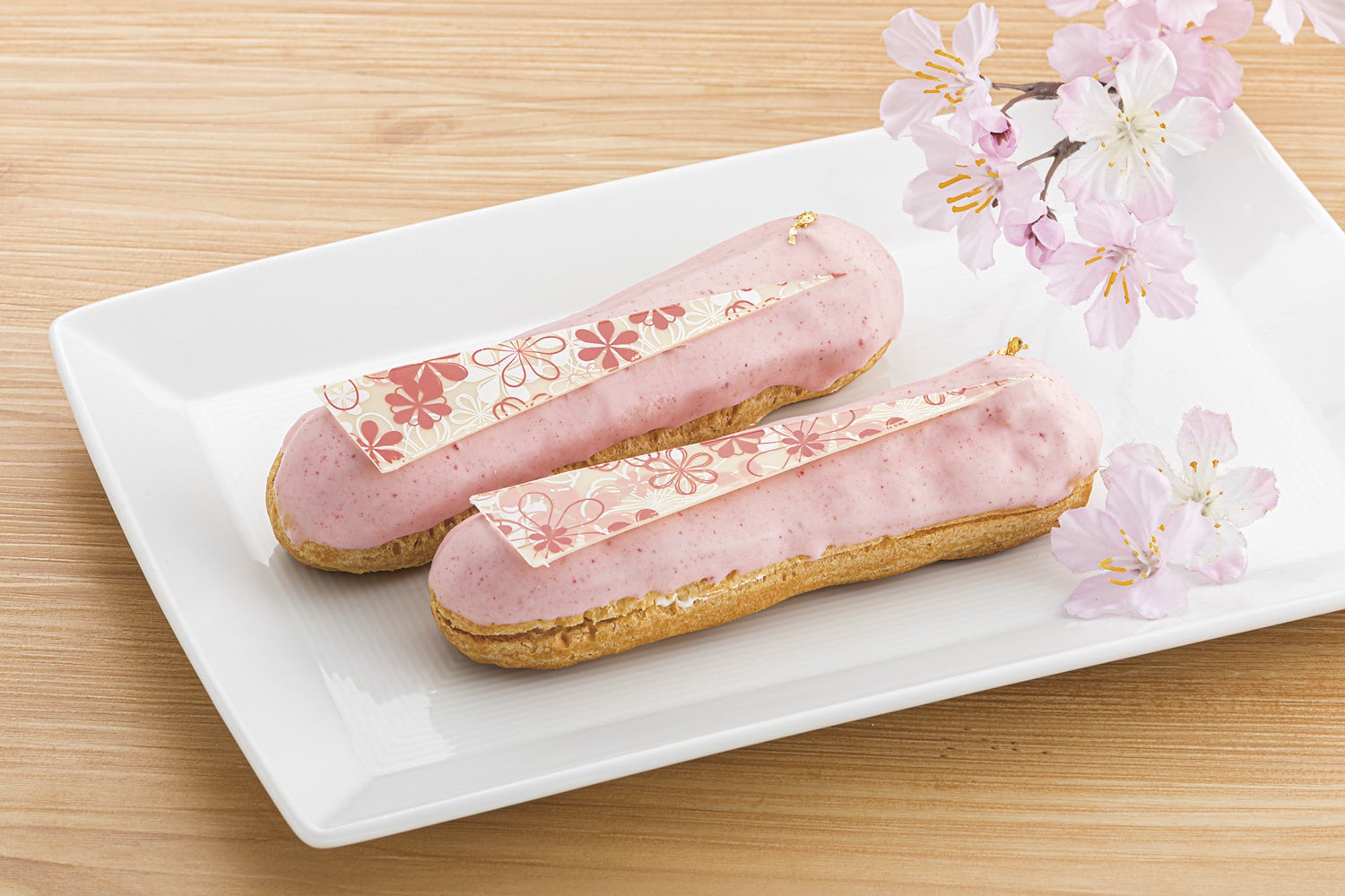 ヴィタメールの小田急限定「ベルジック・エクレール」(SAKURA・1個)378円、地下1階和洋菓子売場