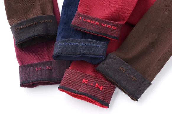 内側にイニシャルやメッセージ入れも