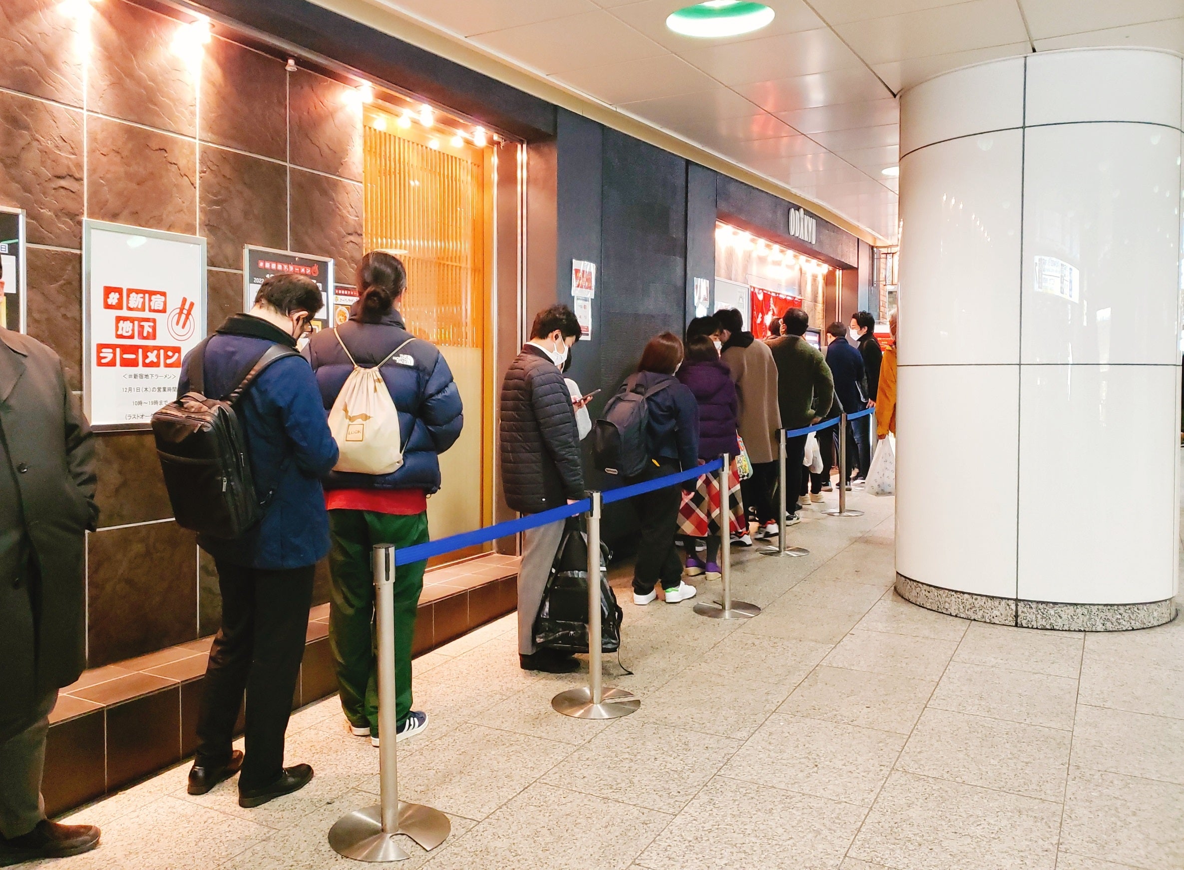 「＃新宿地下ラーメン」人気店には行列も