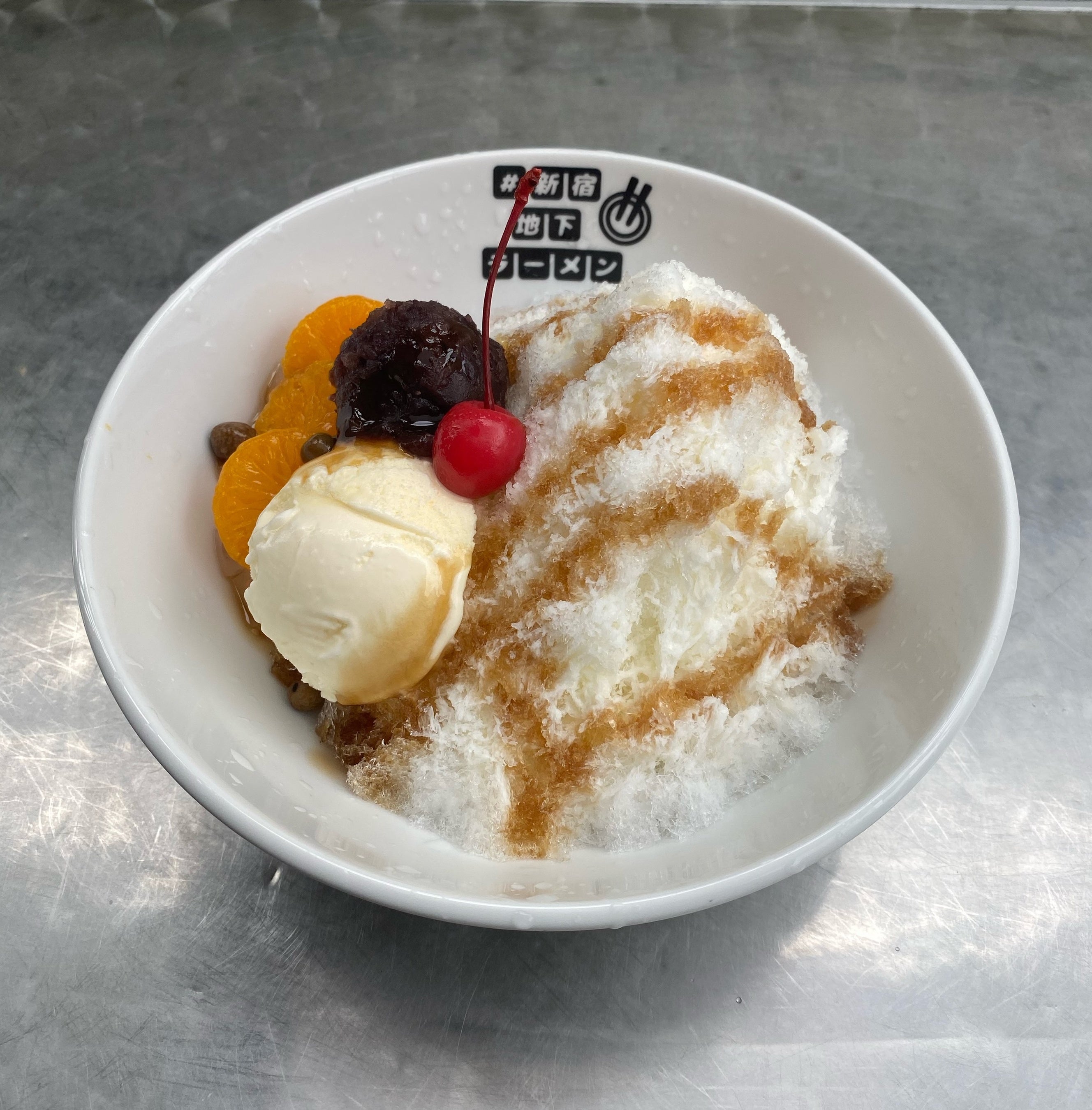 ラーメン丼ぶりで提供する「クリームあんみつ」（イメージ）