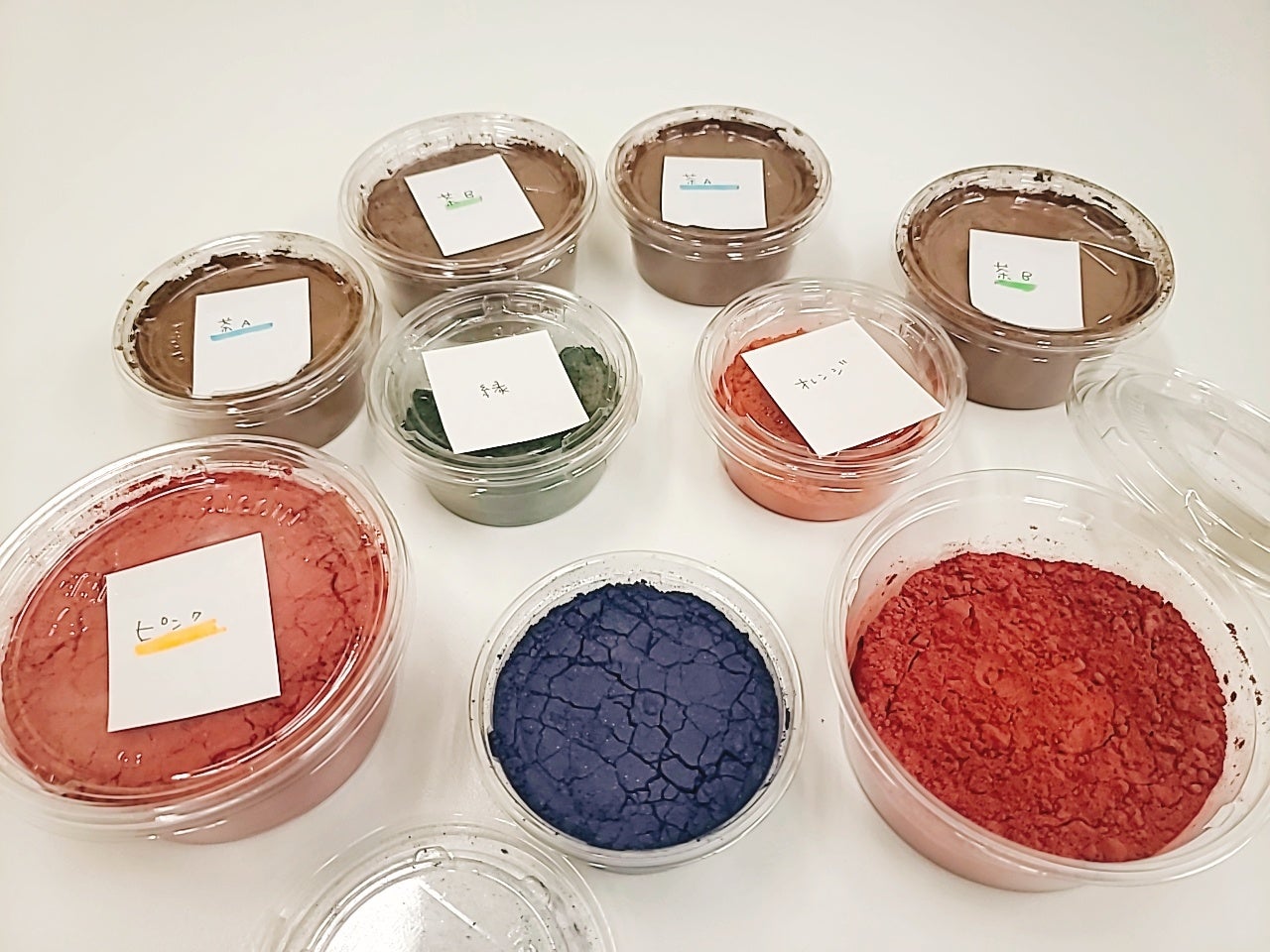 コスメを粉状にして絵具に加工
