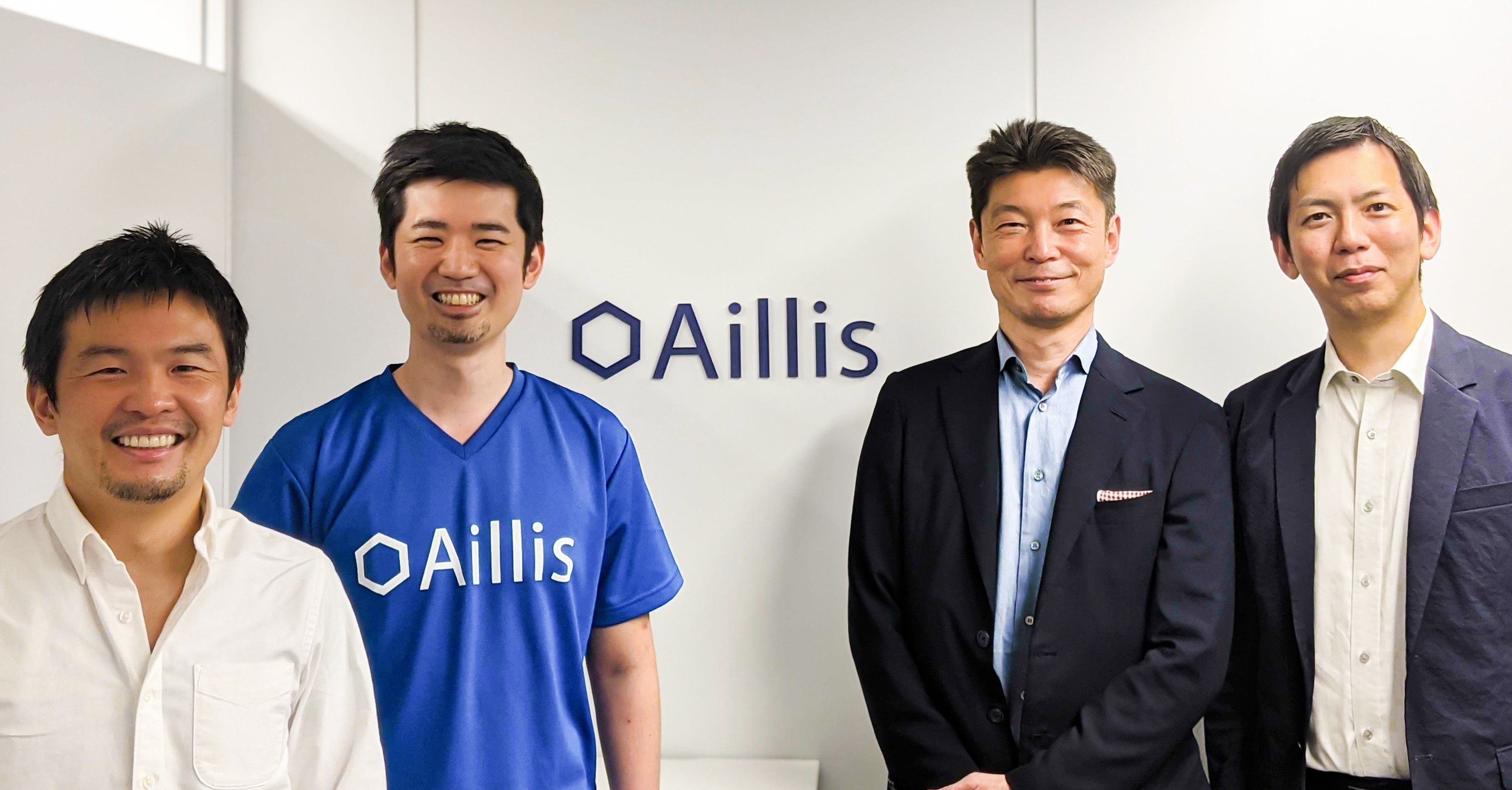 左から取締役CTO福田、代表取締役社長CEO沖山、顧問に就任された杉田氏、取締役副社長CSOの加藤