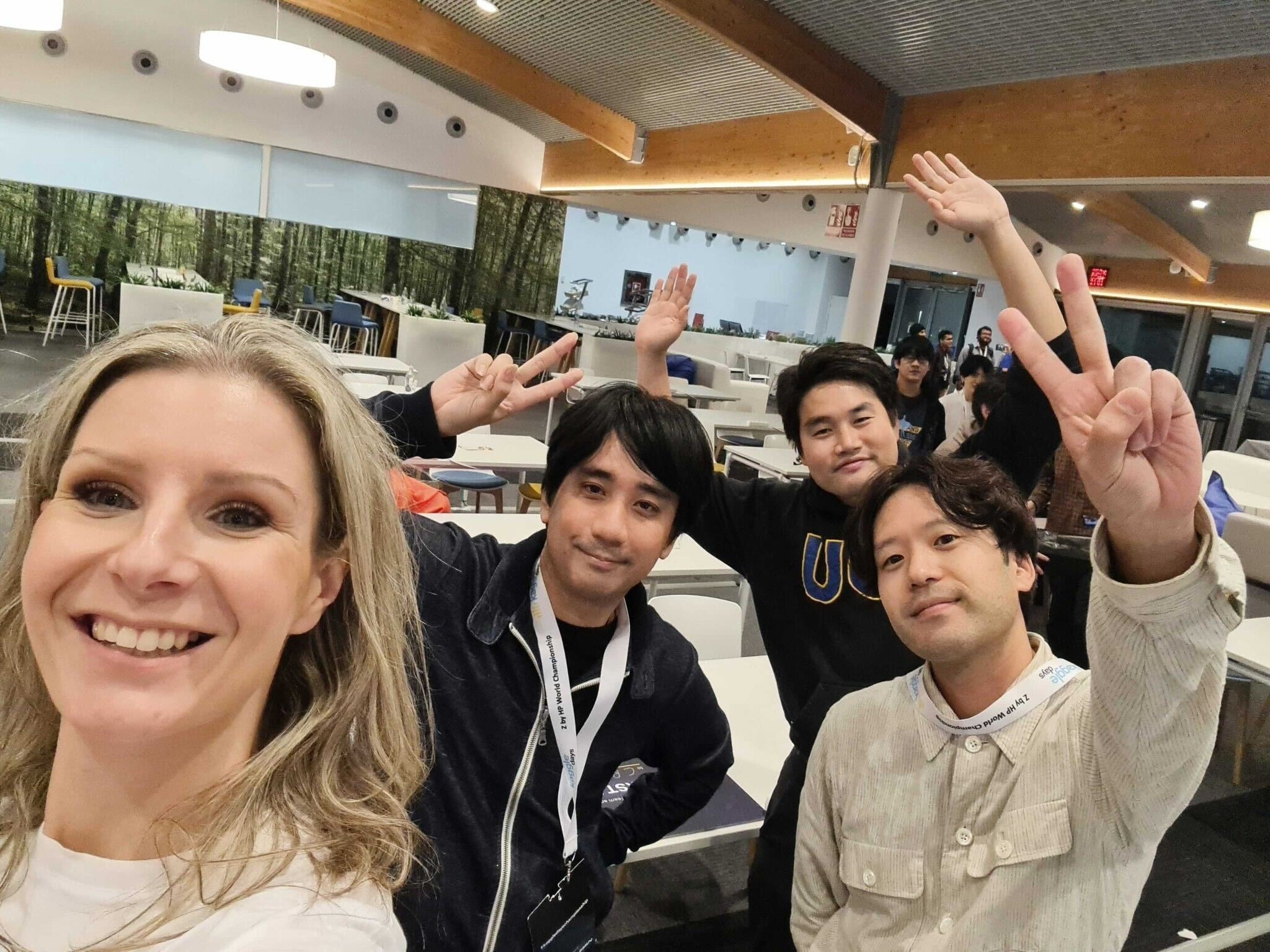 ​写真左からKaggle Days主催者のMariaさん、チームメイト2名、アイリス有安