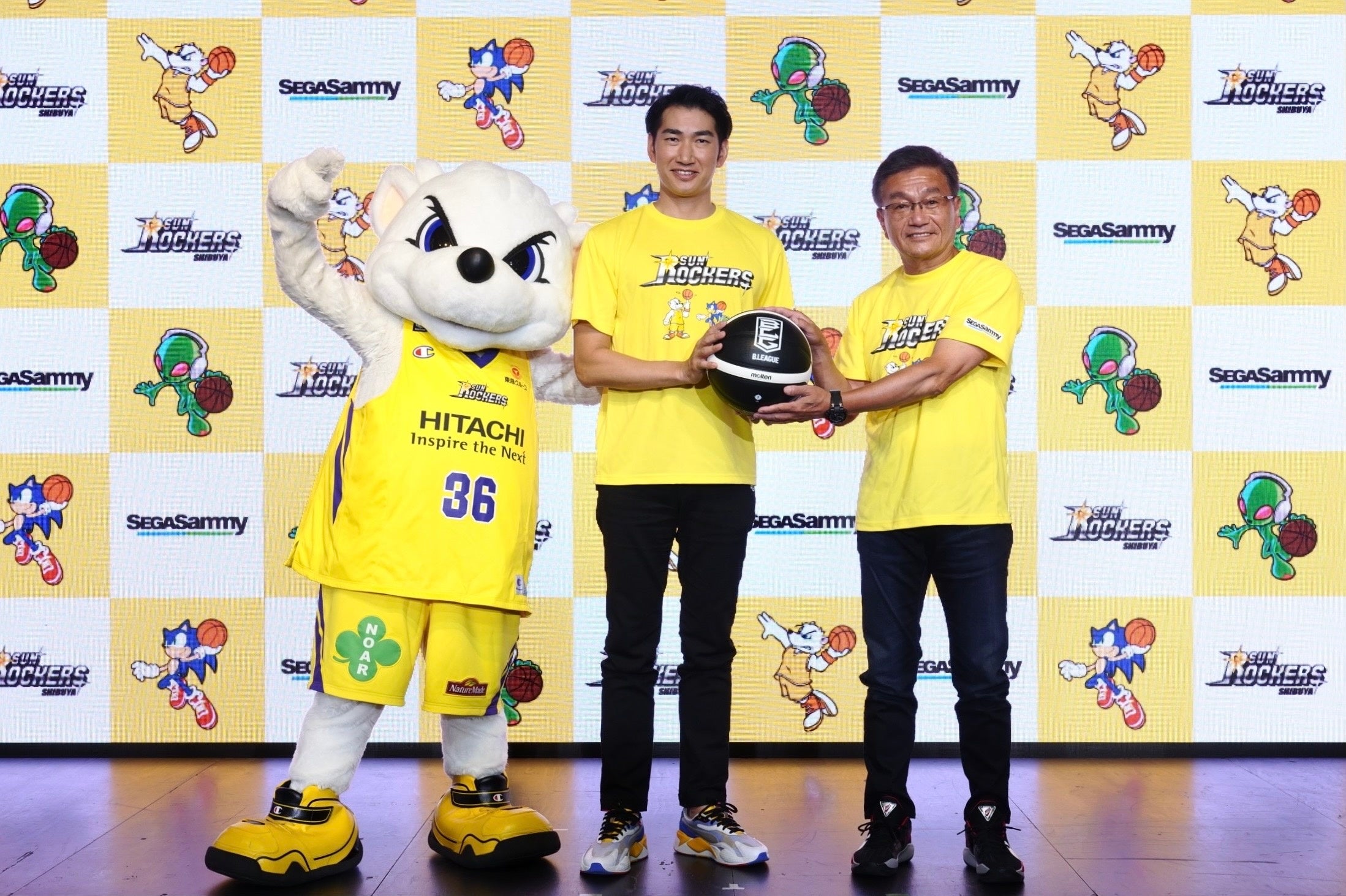左から、マスコット・サンディー、セガサミー・里見 治紀、日立サンロッカーズ・浦長瀬正一