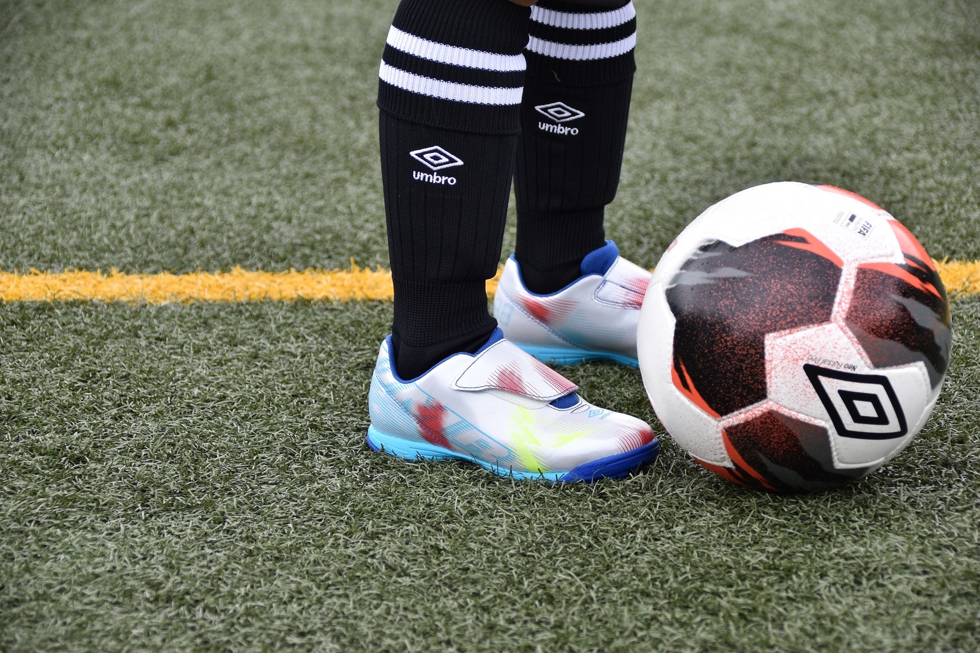 これからサッカーを始める親子の味方 色分けでボールの扱い方がわかりやすい はじめてサッカー シューズ を アンブロ より新発売 デサントジャパン株式会社のプレスリリース これからサッカーを始める親子の味方 色分けでボールの扱い方がわかりやすい はじめてサッカー シューズ を アンブロ より新発売 デサントジャパン株式会社のプレスリリース