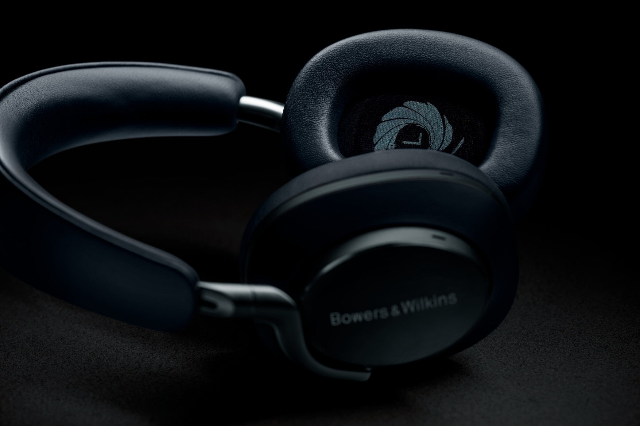 Bowers & Wilkins Px8 007 Edition ヘッドフォン Bowers & Wilkins PX8 007 Edition Headphones | Limited