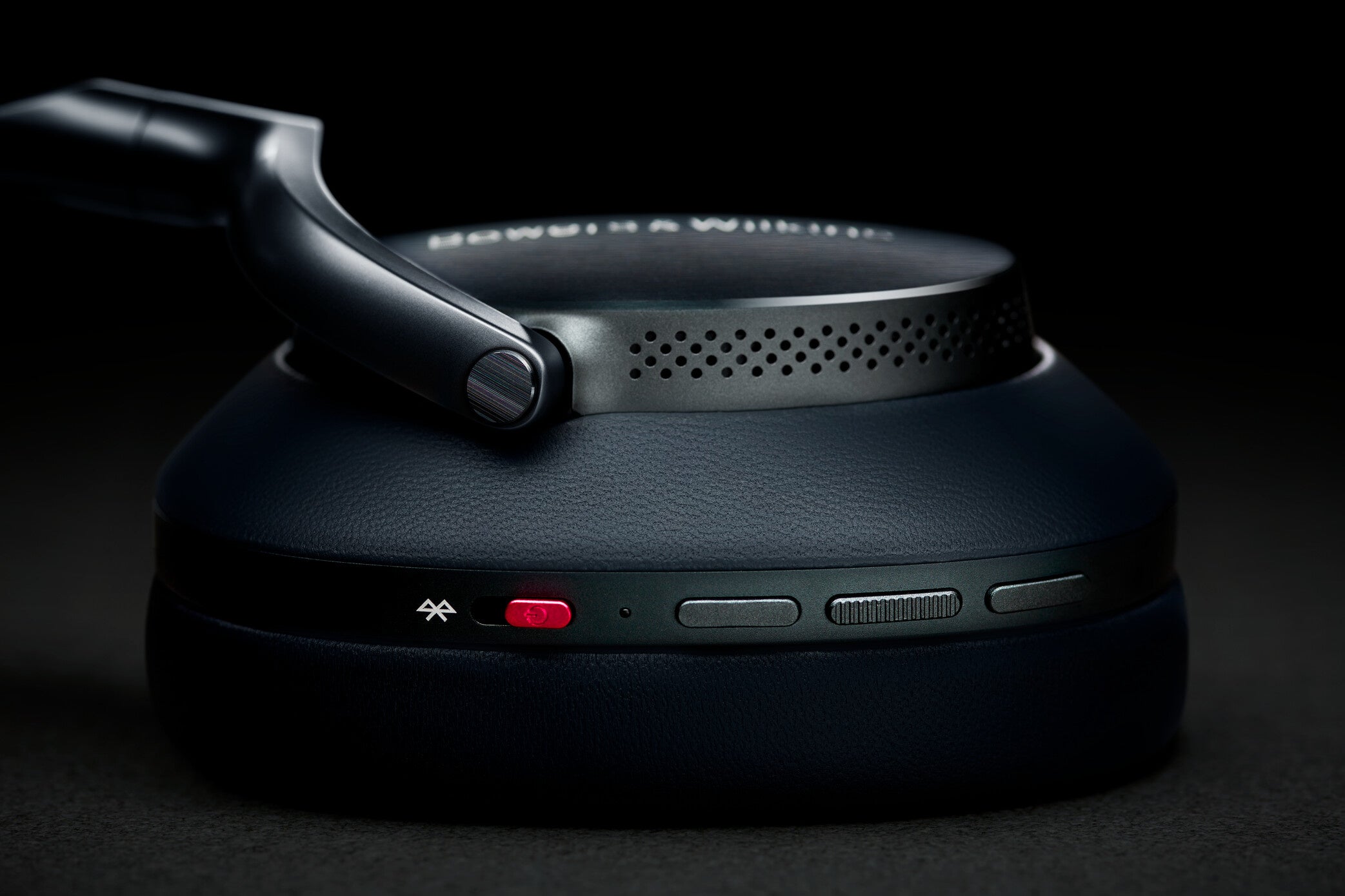 Bowers & Wilkins] 007映画シリーズの60周年を記念する
