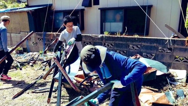 活動中の様子(中心が代表の石原氏)