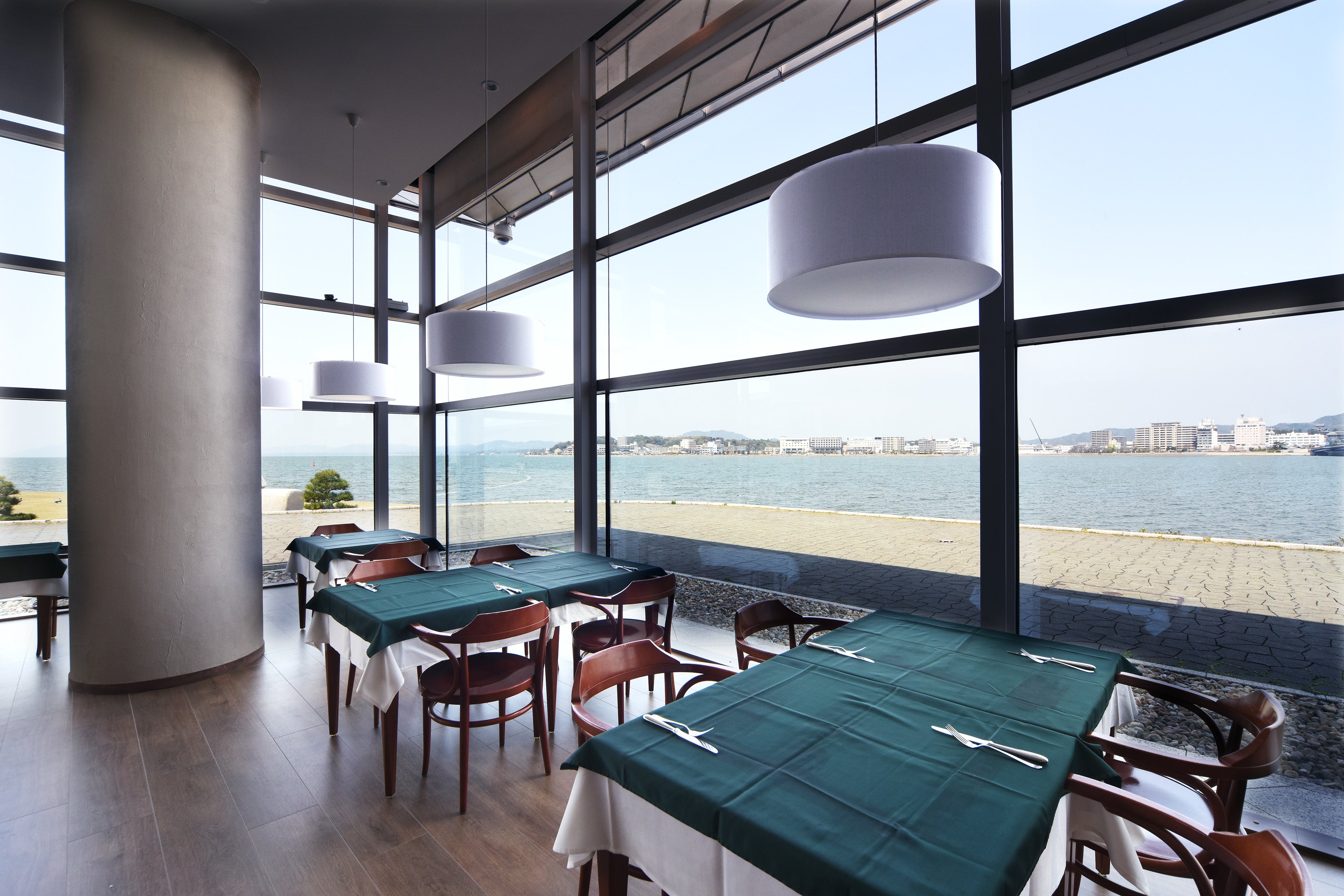 湖畔のレストラン「RACINE」