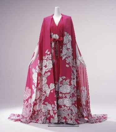 《ジャンプスーツ、カフタン「菊のパジャマドレス」》1966年　島根県立石見美術館蔵