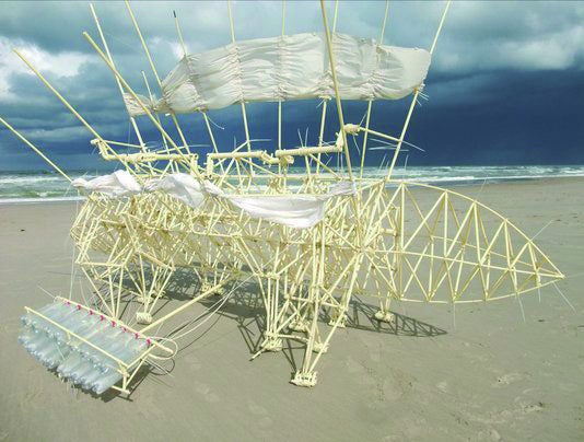 テオ・ヤンセン《アニマリス・アデュラリ》2012年©Theo Jansen