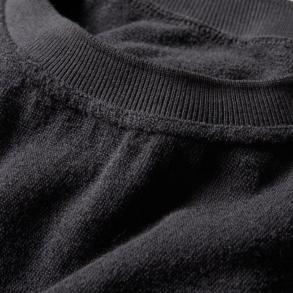 首回りは伸縮性を持たせるために、タオルと同じくオーガニックコットンで特別に編んだニット素材を使用しています。縫製糸ももちろんオーガニック糸を使用しています。