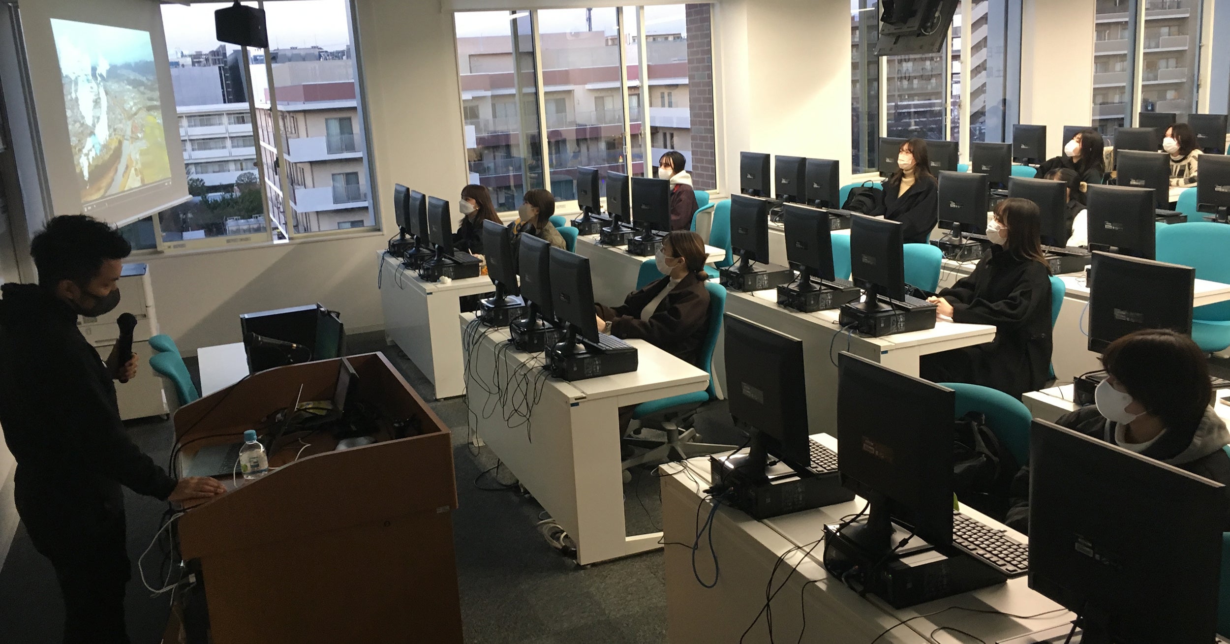 △杏林大学にてゲスト講師として登壇する様子