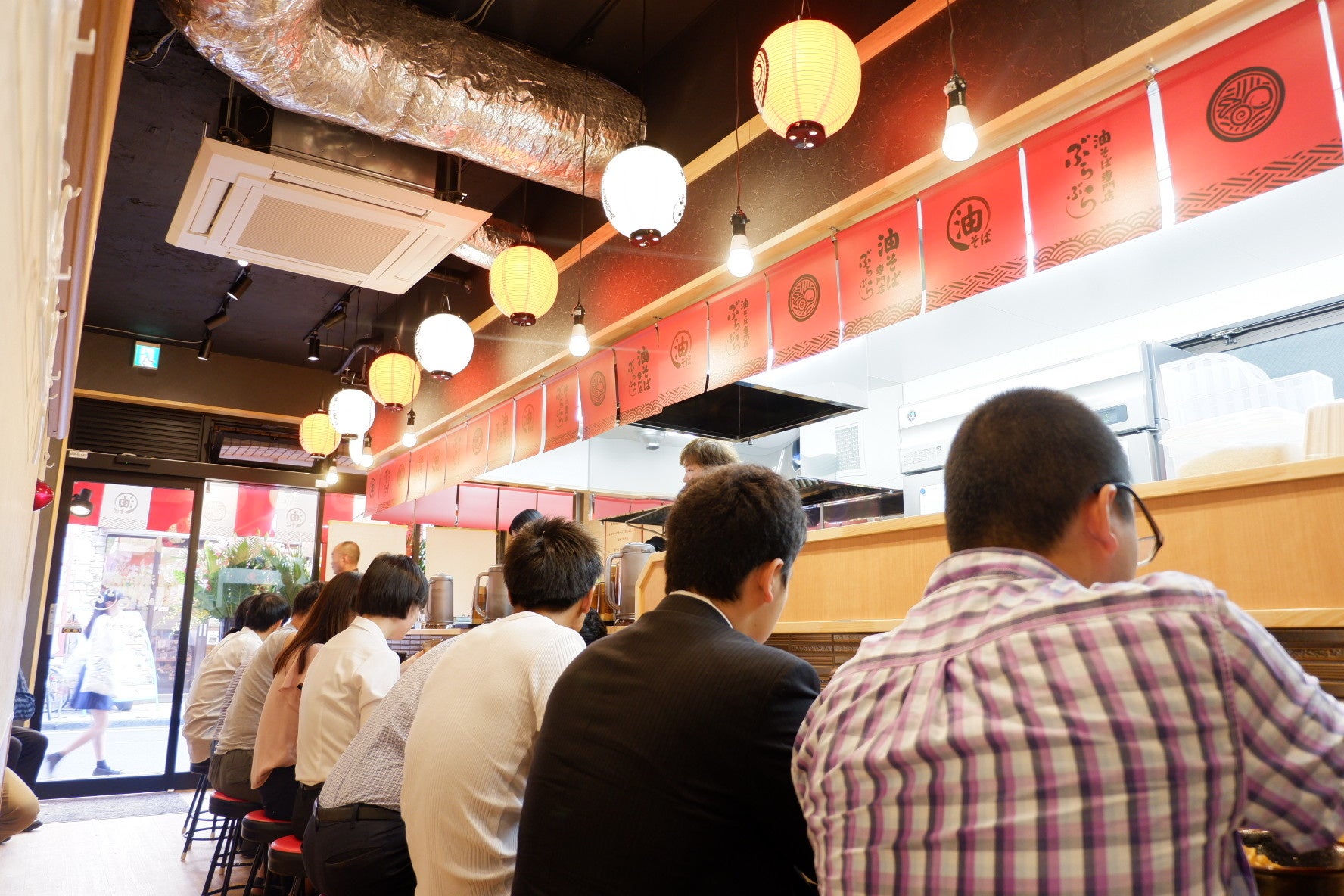 祭りをイメージしたにぎわいのある店内