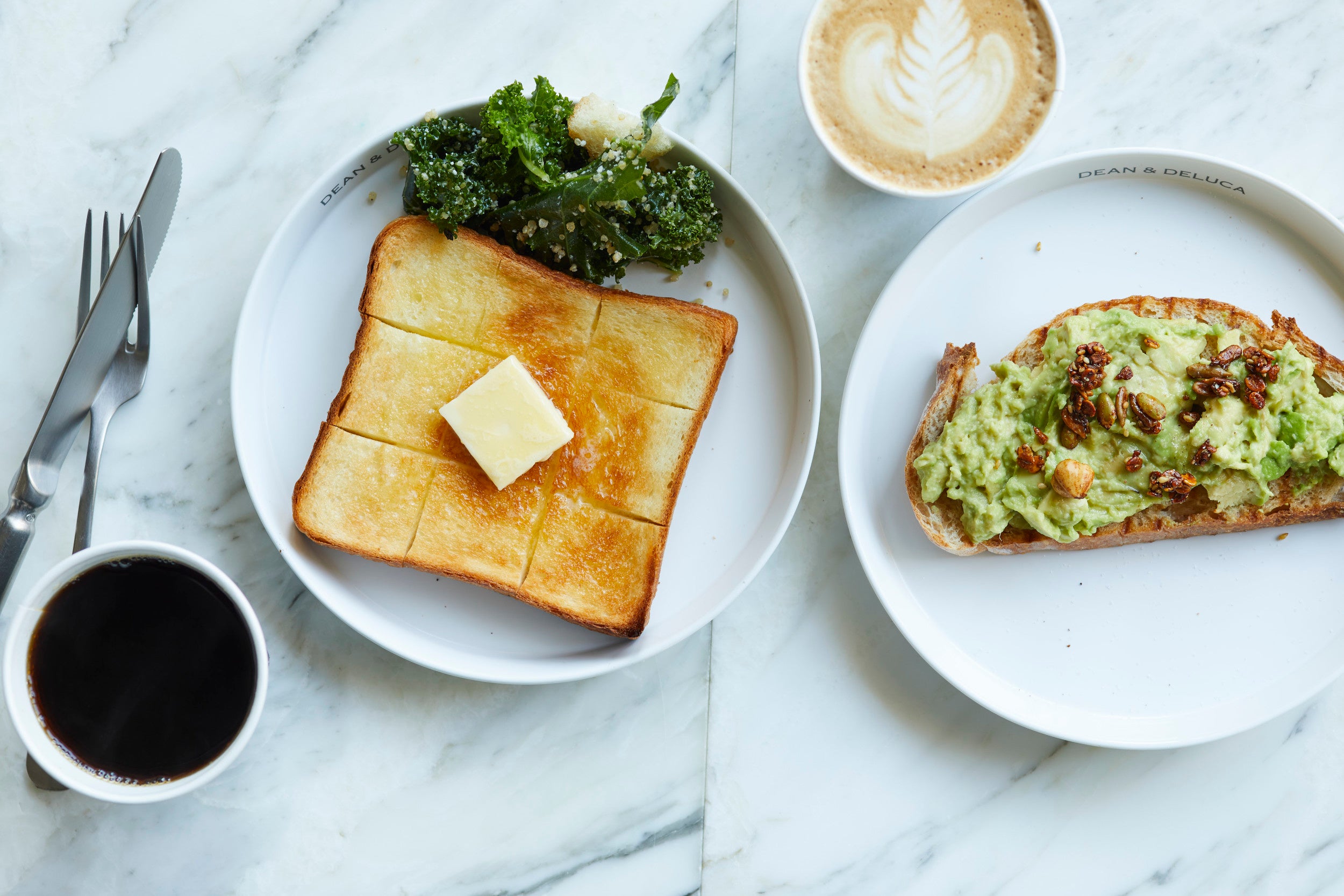 リニューアルしたカフェモーニングメニューより。アボカドトースト（右）と「まいにちの食パン」のトースト（左）