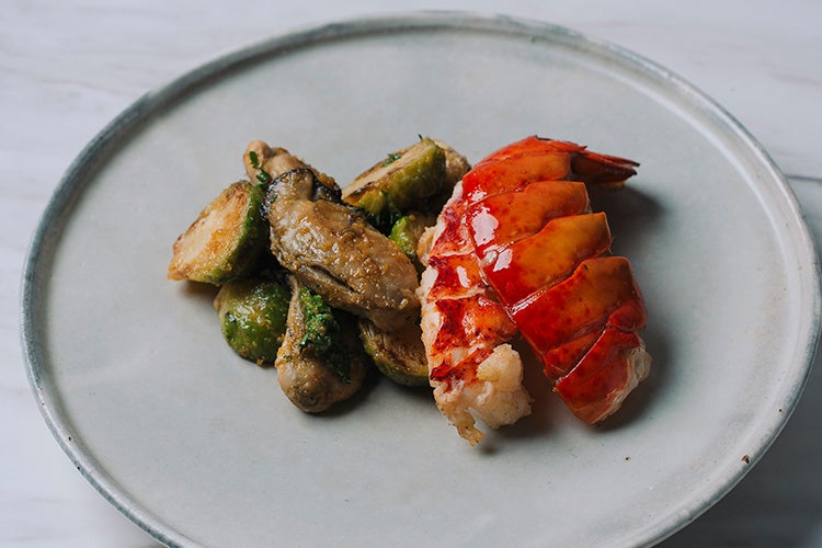 オマールと牡蠣　芽キャベツのボッタルガ和え