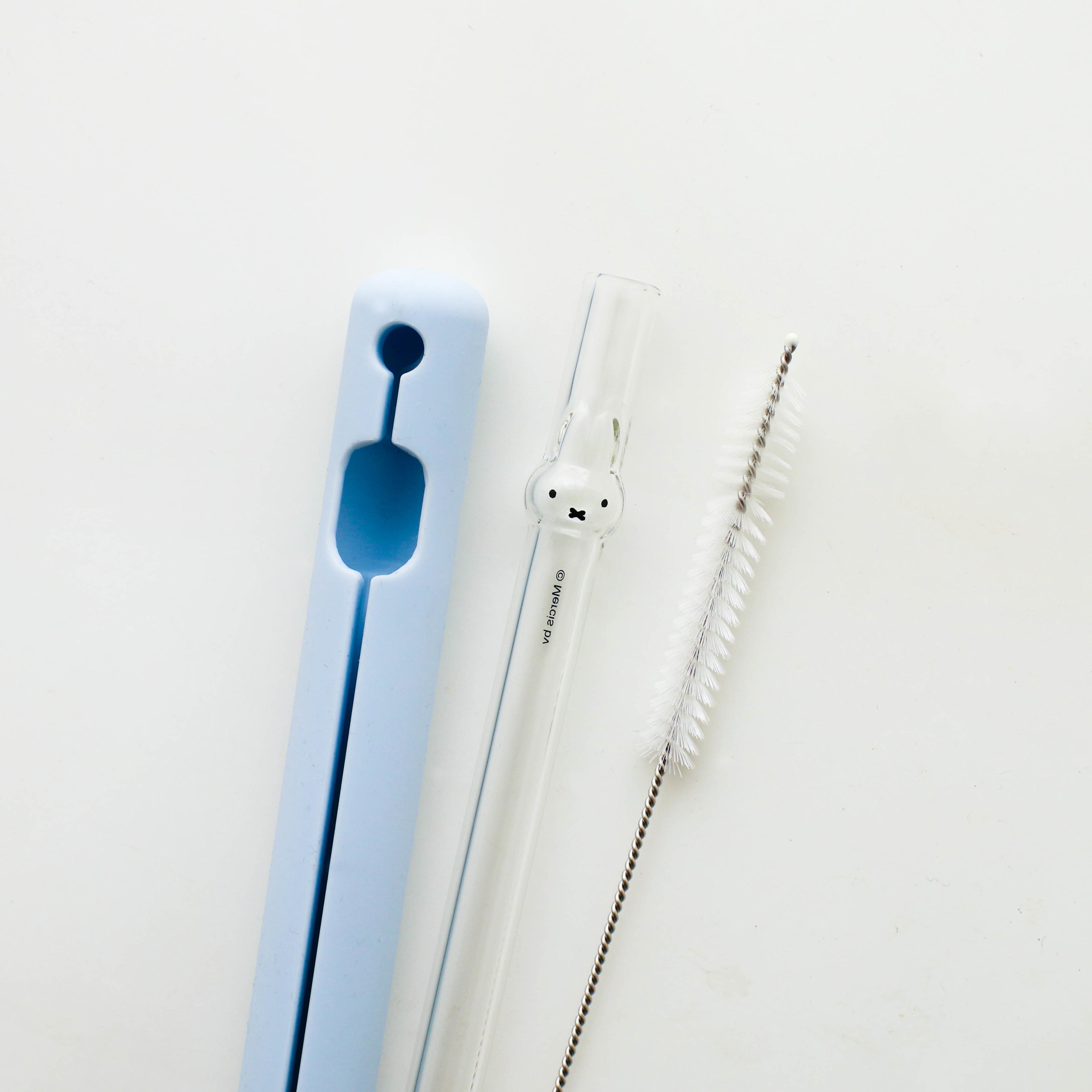 ミッフィー　©Mercis bv　本体、持ち運びに便利なシリコンケース、洗浄ブラシの3点がセット