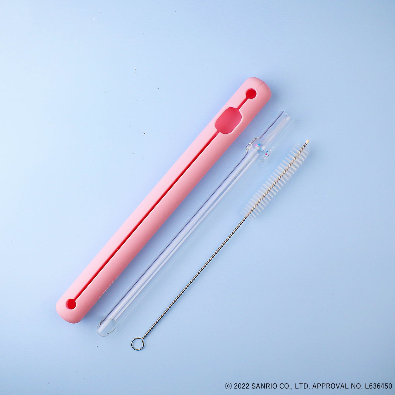 持ち運びに便利なシリコンケースと洗浄ブラスがセット