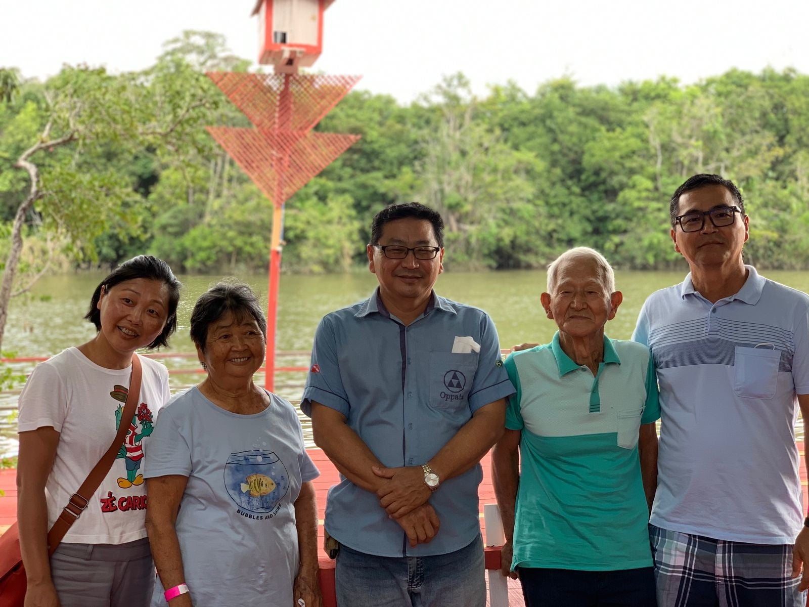 トメアス総合農業協同組合（C.A.M.T.A.）乙幡アルベルト理事長（中央）と ご親族の皆様