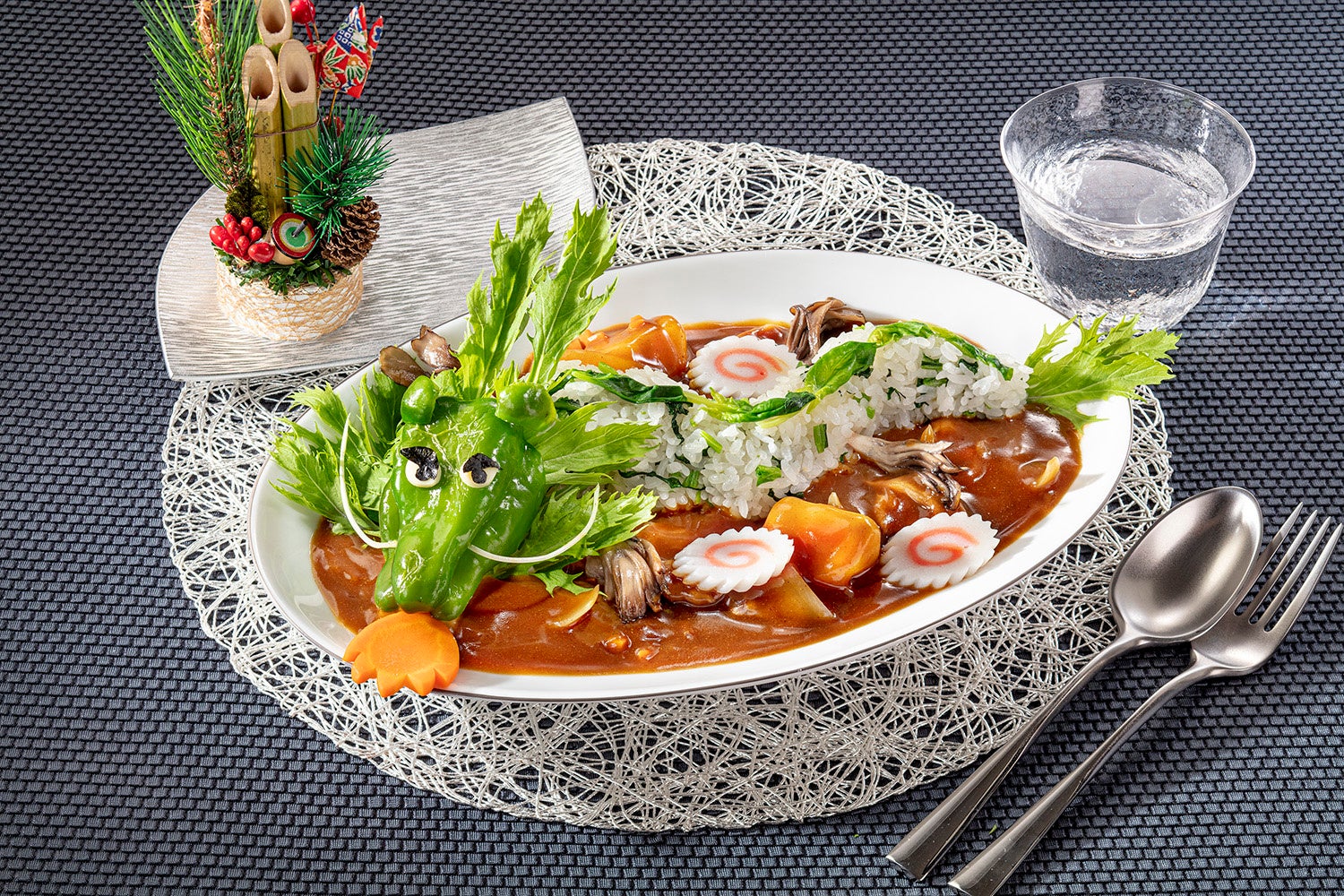 『本格デコの干支ドラゴンカレー』