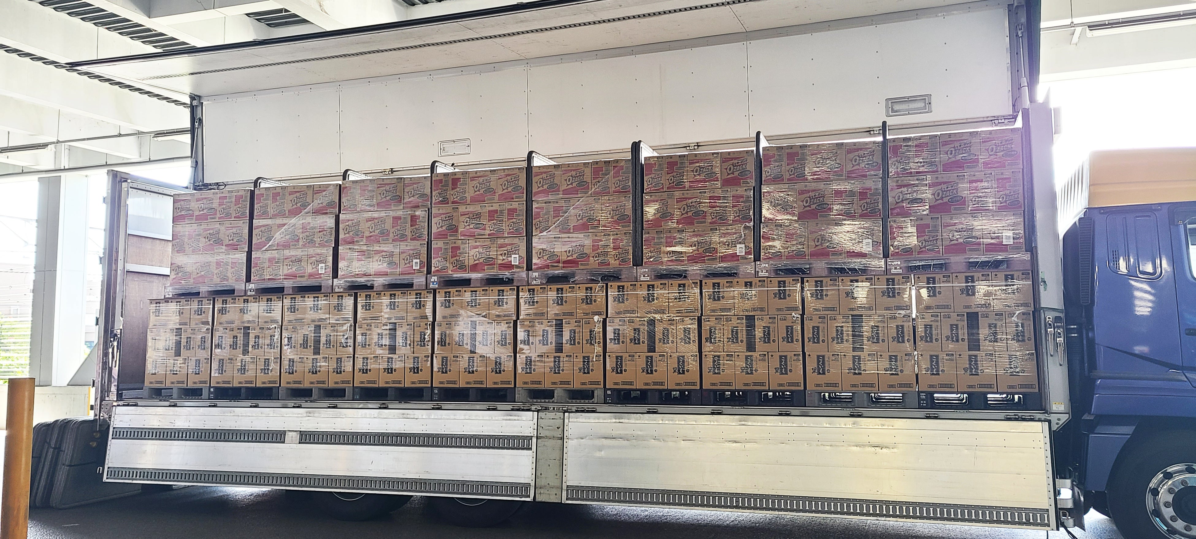 積荷上段：ハウス食品のスナック菓子（オ―・ザック）、積荷下段：サッポロビールの焼酎（こくいも）