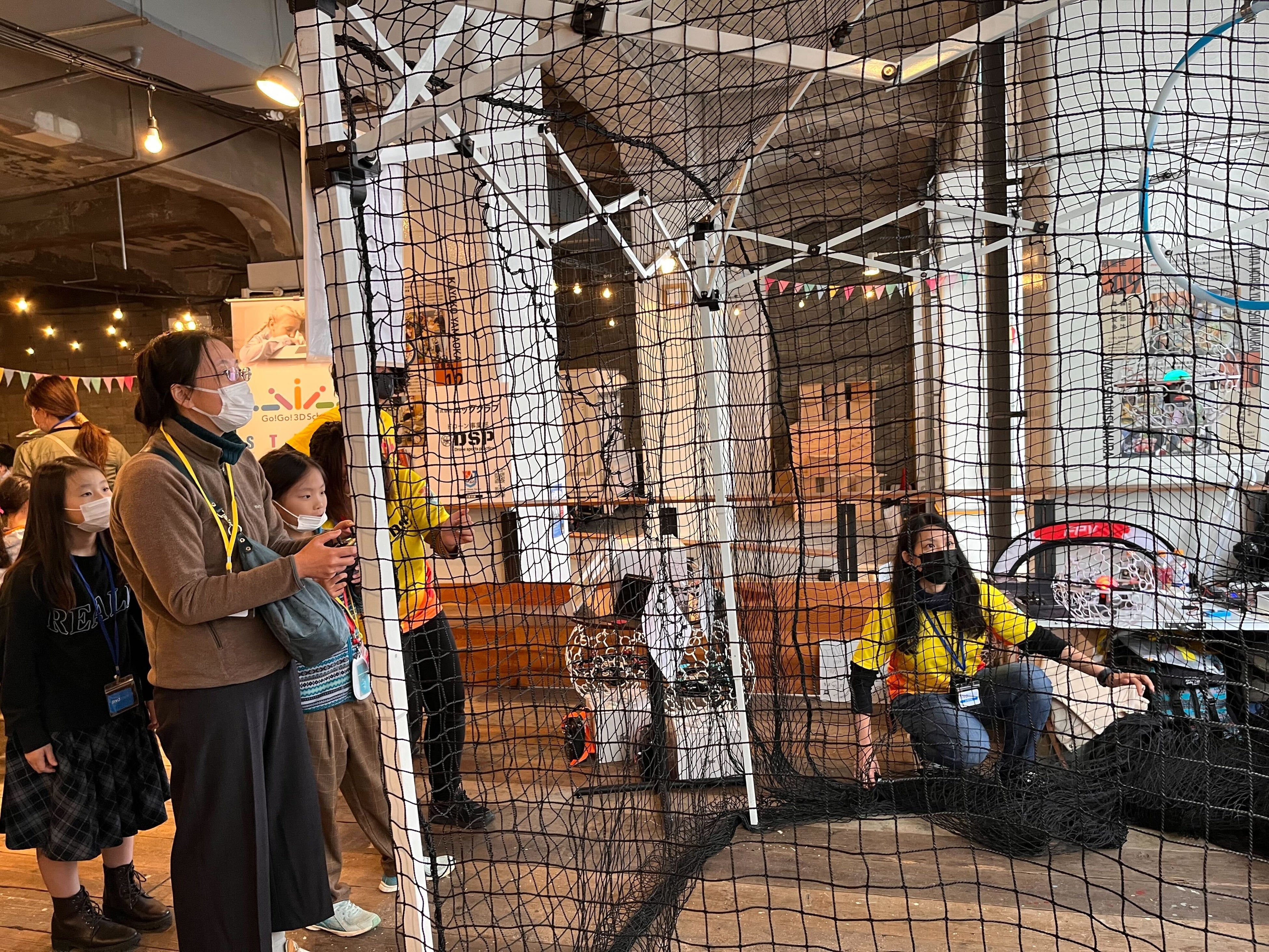 ドローンを親子で楽しむ様子