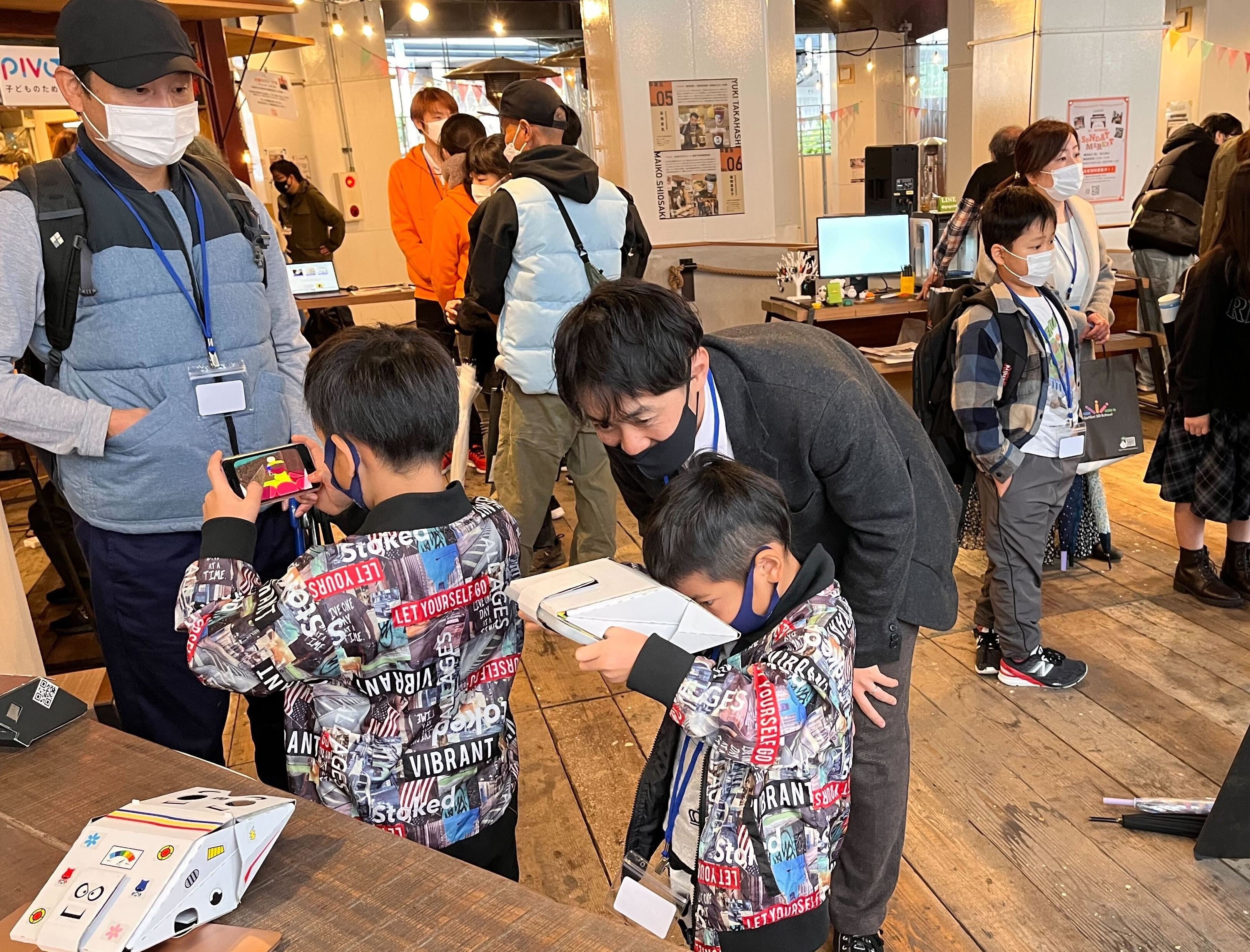 VR体験をする子どもたち