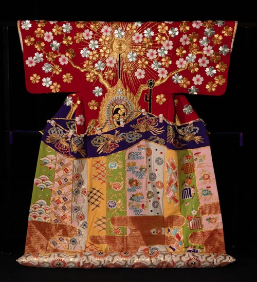 ▲<春>の衣裳 演目名: 助六曲輪初花桜 役名:三浦屋揚巻 衣裳名称:⾚縮緬地⽕焔太⿎に日照桜散らし幔幕縫裲襠