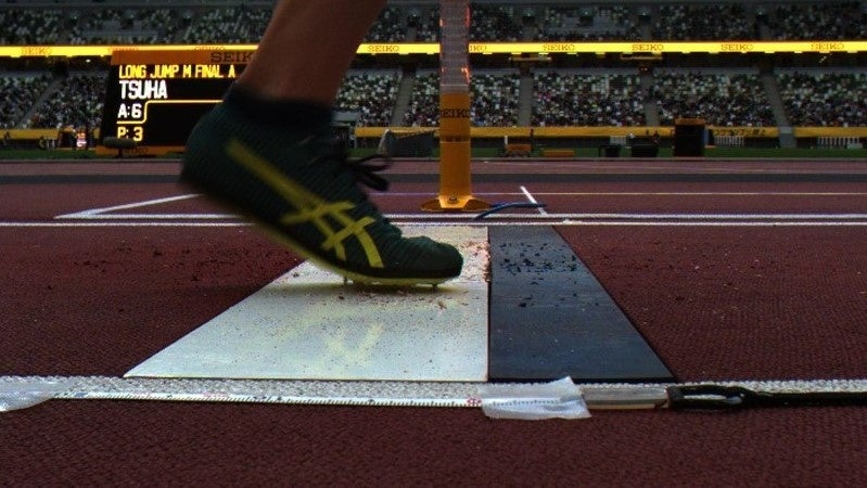 ③踏切の瞬間の画像がモニターに表示され、審判員が合否を判定