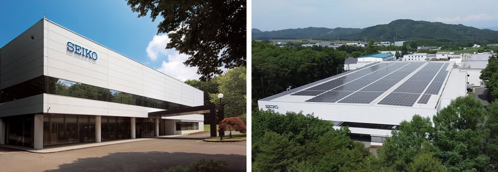 左）工場正面玄関　　右）空から見た工場棟。周囲を自然豊かな森に囲まれる